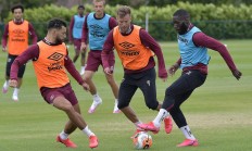 九游体育直播-奥运会冠军参加西汉姆联夺冠庆典