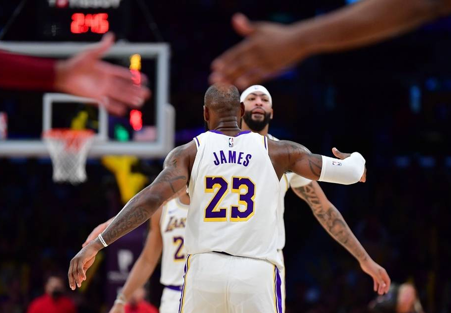 骑士队经历波折后获胜,队员士气高涨 骑士队经历波折后获胜,队员士气高涨