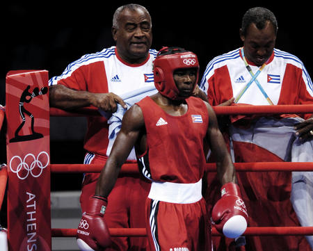 古巴选手在拳击比赛中展现出色拳法 古巴选手在拳击比赛中展现出色拳法