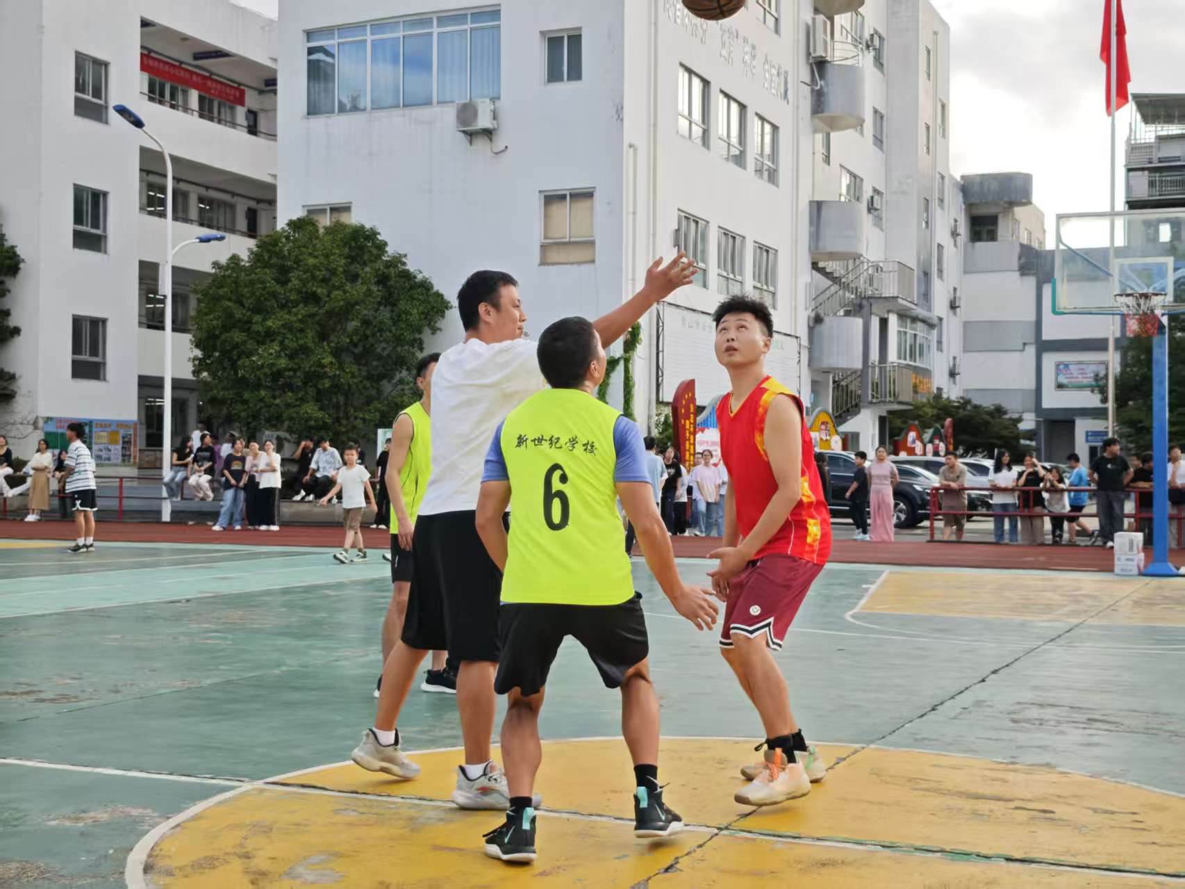 强队集结，篮球场上热闹非凡